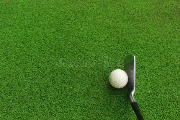 高尔夫球杂乱和高尔夫球俱乐部向绿色的草.