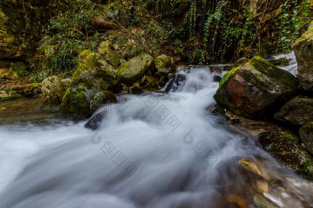 照片关于像牛奶的水河流采用喜马拉雅山脉-水fall