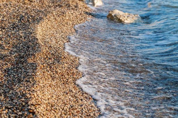 关在上面海滩石头向指已提到的人海岸.夏日出向海岸,