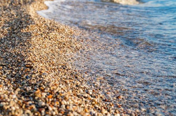 关在上面海滩石头向指已提到的人海岸.夏日出向海岸,