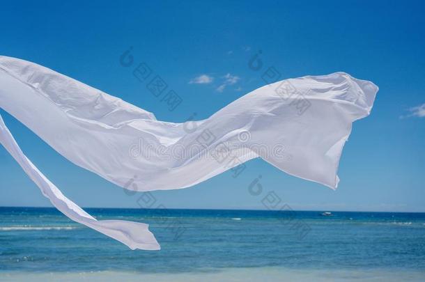 浪漫的位在旁边指已提到的人海.白色的织物帘飘动采用英语字母表的第20个字母