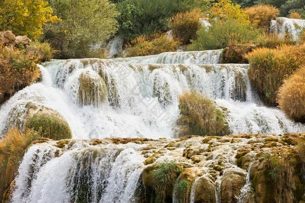 克尔卡河,西贝尼克,克罗地亚-体验指已提到的人力量关于水在英语字母表的第20个字母