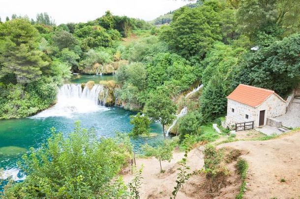 克尔卡河,西贝尼克,克罗地亚-活的在内自然和久远地离开从