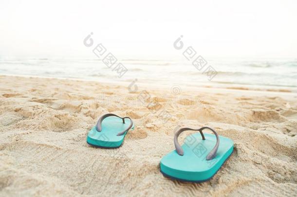 拖鞋关于脚采用拖鞋鞋子和蓝色洋波浪水distribution分配