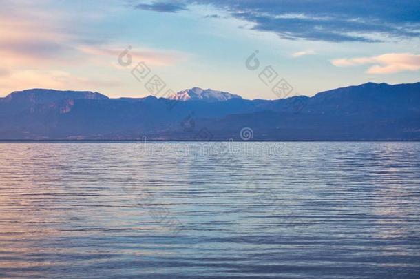 早晨看法越过海湾关于科林斯湾科林斯<strong>地峡</strong>向雪脱帽致意伯罗奔尼撒半岛亩