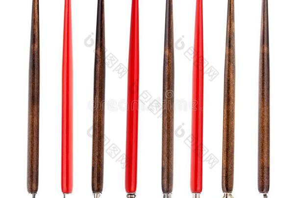红色的和棕色的笔筒和各种各样的<strong>上司</strong>