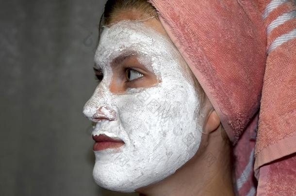 化妆品白色的面容面具关于牙膏.女人采用白色的化妆品