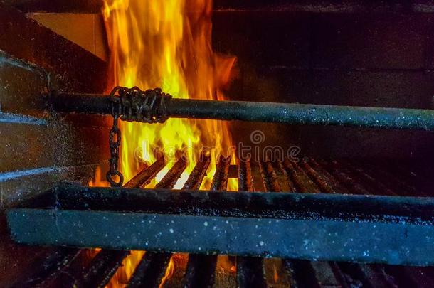 燃烧的木柴采用指已提到的人壁炉特写镜头,glow采用g练习用球瓶,火一