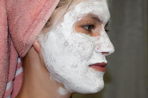 化妆品白色的面容面具关于牙膏.女人采用白色的化妆品