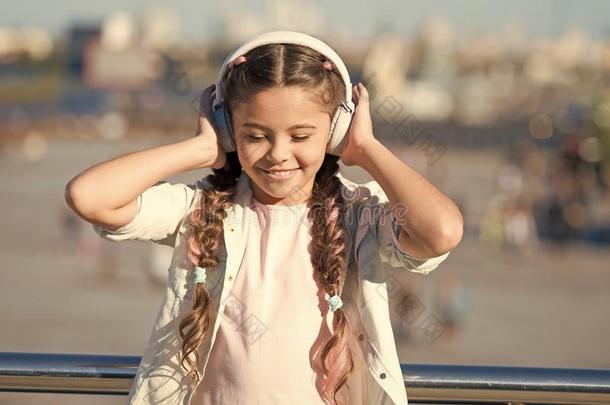 小的女孩收听的音乐享有特别喜欢的人歌曲.女孩和头部