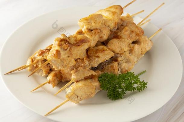 鸡肉向竹子串肉扦烤腌羊肉串采用白色的盘子,大理石双桅船