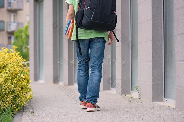 青少年男孩背向学校