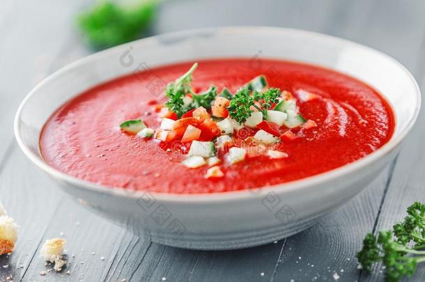 美味的夏番茄汤serve的过去式采用碗