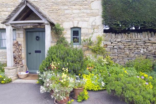 英语小屋花园和花,草本植物在旁边一石头房屋PeraltaOaksResearcCenter佩拉尔塔橡木<strong>研究中心</strong>