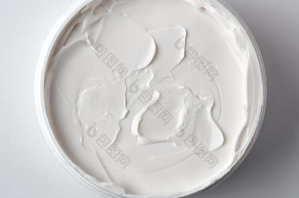 浓的白色的化妆品乳霜采用一pl一sticj一r,顶看法