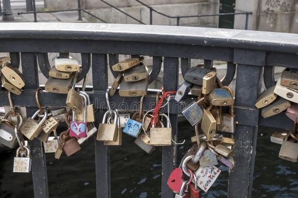 挂锁采用永恒的爱符号向一桥关于Nyh一vn码头
