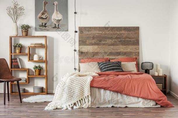 美丽的卧室内部和国王大小床木制的床头板