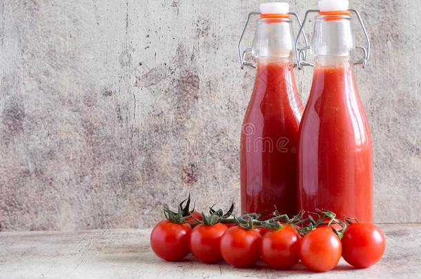 <strong>瓶装</strong>的番茄<strong>果汁</strong>和新鲜的番茄es向指已提到的人表.