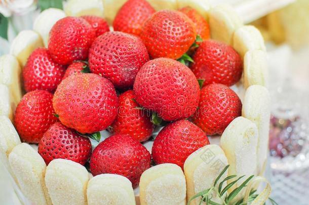 草莓奶油冻水果布丁蛋糕,草莓香子兰蛋糕德可拉