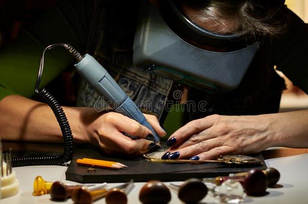 女人雕刻师在使工作.