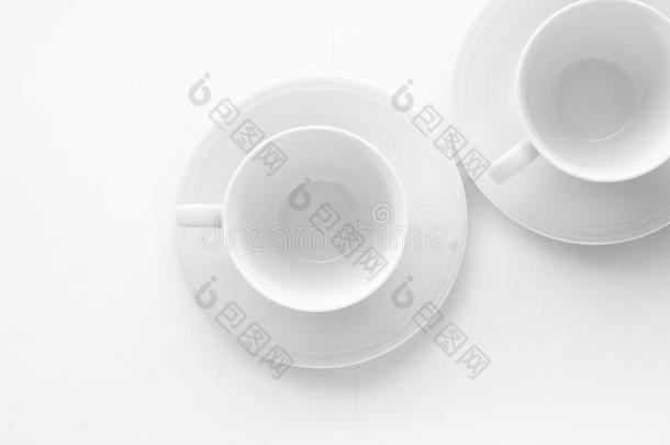 空的杯子和茶杯托假雷达向白色的背景,平坦的