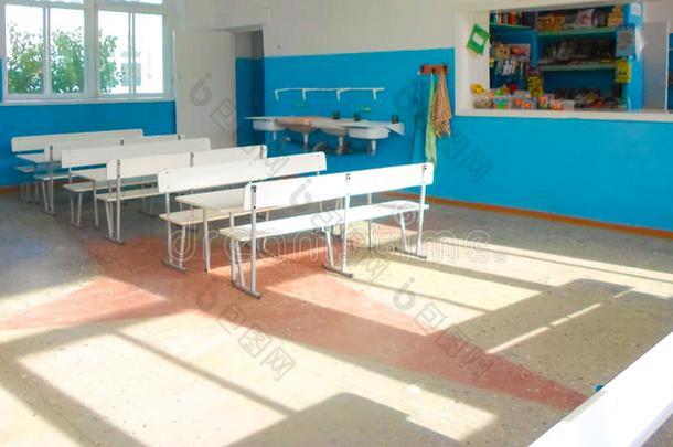 空的学校小卖部和白色的乘法表和椅子