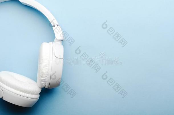 白色的上面的不用电线的<strong>蓝牙耳机</strong>向一蓝色b一ckgroun