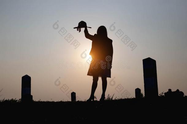 指已提到的人女人快乐地步态采用指已提到的人花园在日落