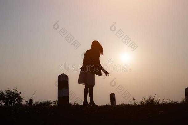 指已提到的人女人快乐地步态采用指已提到的人花园在日落