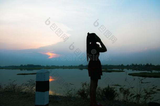 年幼的女人令人轻松的采用夏日落天户外的.人弗里多