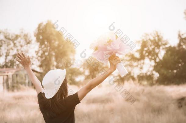 女人佃户租种的土地美丽的花在日落