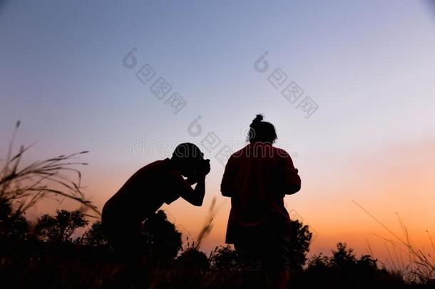 女人自然摄影师和数字的照相机向指已提到的人山