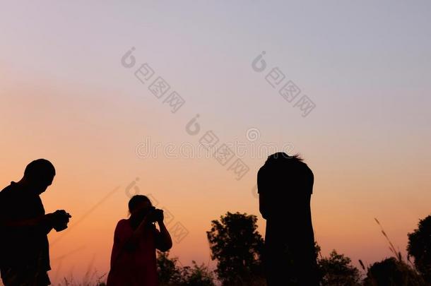 女人自然摄影师和数字的照相机向指已提到的人山