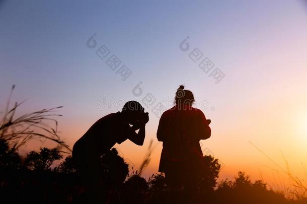 女人自然摄影师和数字的照相机向指已提到的人山