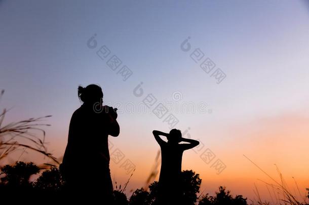 女人自然摄影师和数字的照相机向指已提到的人山
