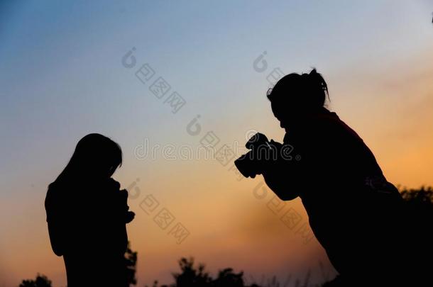 女人自然摄影师和数字的照相机向指已提到的人山