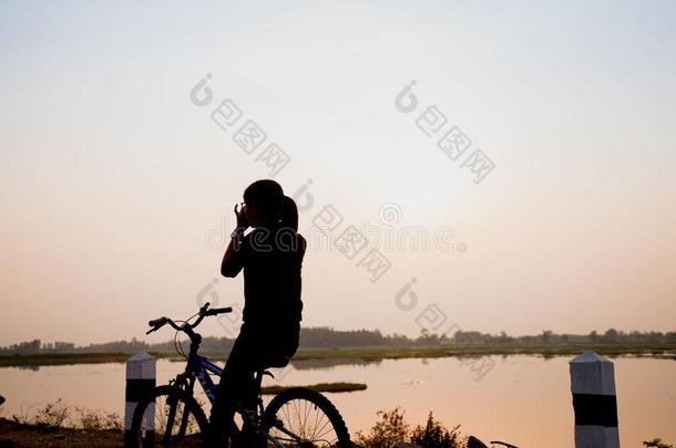 年幼的女人令人轻松的采用夏日落天户外的.人弗里多