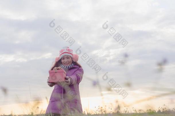 幸福的年幼的女人和赠品采用手.圣诞节和w采用ter自负