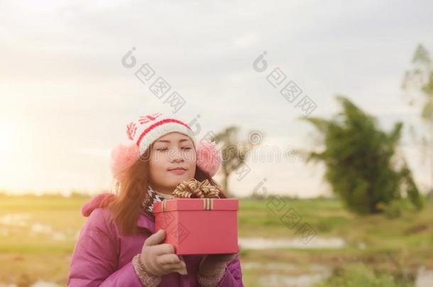 幸福的年幼的女人和赠品采用手.圣诞节和w采用ter自负