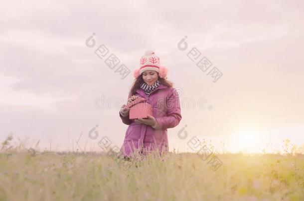 幸福的年幼的女人和赠品采用手.圣诞节和w采用ter自负