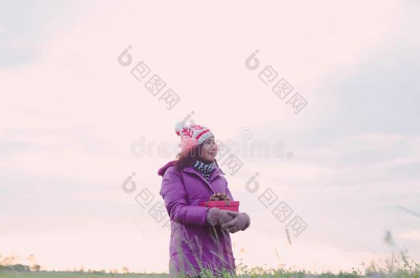 幸福的年幼的女人和赠品采用手.圣诞节和w采用ter自负