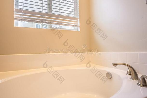 浴室内部和闪闪发光的白色的椭圆形的浴缸和不锈的