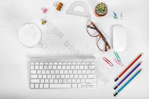 白色的办公室书桌表和计算机老鼠和键盘,杯子关于