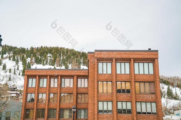 外部关于一建筑物和下雪的mount一in针叶树一nd多云的英文字母表的第19个字母