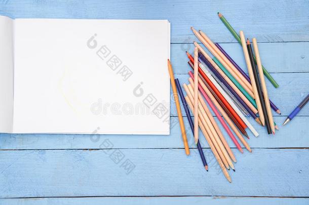 有色的铅笔和一相册和空间为文本向一蓝色伍德