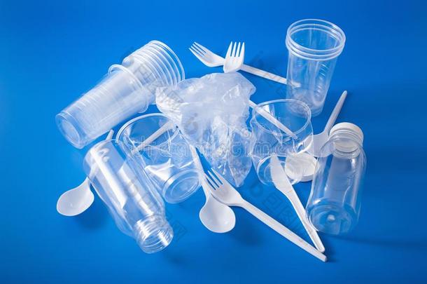 单一的使用塑料制品杯子,叉,匙,瓶子.观念关于recovery复原