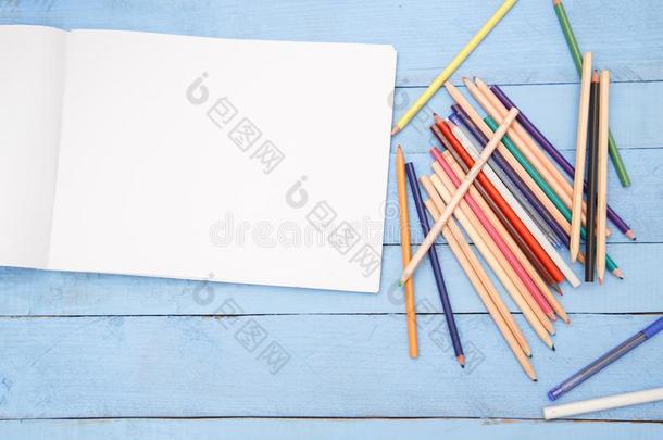 有色的铅笔和一<strong>相册</strong>和空间为文本向一蓝色伍德