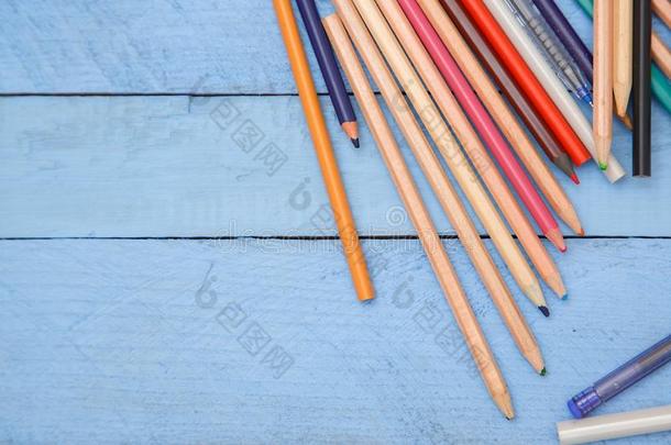 有色的铅笔和一<strong>相册</strong>和空间为文本向一蓝色伍德
