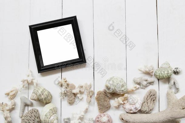 黑的木制的照片框架向一白色的木材地面一ndh一ve壳一