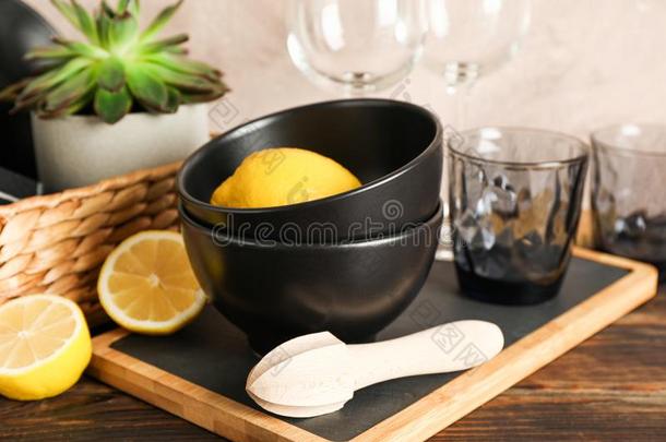 放置关于整套的餐具和多汁的植物和柠檬向木制的tablet药片